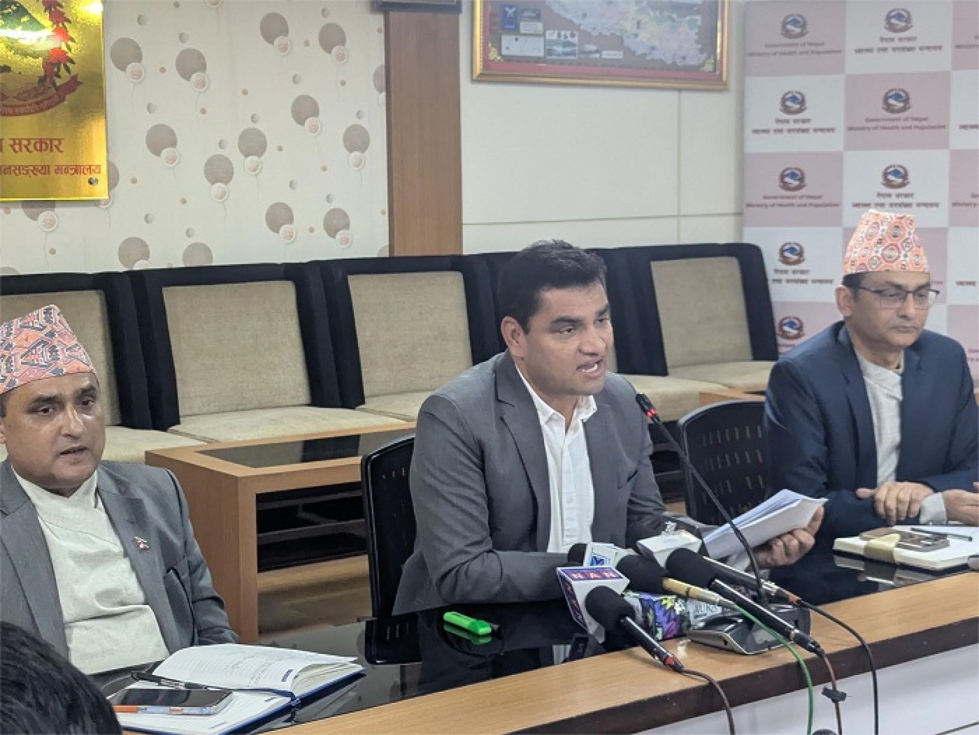 स्वास्थ्य बीमा सुधार सुझाव समितिको प्रतिवेदन सार्वजनिक, बीमाको कोष बलियो बनाइने 
